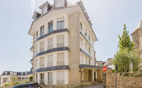 Le Clémenceau: Bâtiment, Fenêtre, Zone Résidentielle, Façade, Architecture, Domicile, Maison, Toit, Appartement, Fenêtre À Guillotine