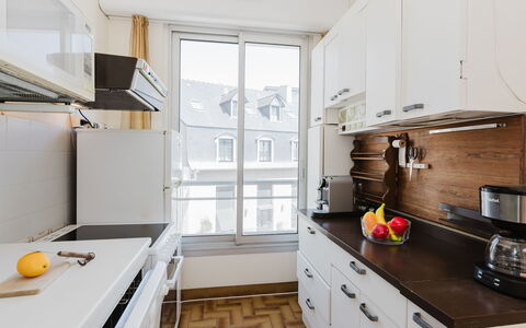 Le Clémenceau: Cuisine, Appareil De Cuisine, Comptoir, Cabinetry, Principaux Appliance, Design Intérieur, Sol, Bois, Électroménager, Meubles