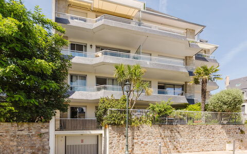 Le Clémenceau: Appartement, Zone Résidentielle, Domicile, Design Urbain, Condominium, Balcon, Porche, Siding, Balustrade, Villa
