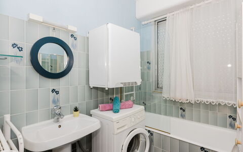 Le Clémenceau: Design Intérieur, Luminaire Plomberie, Sol, Machine À Laver, Salle De Bains, Sol, Évier, Armoire De Toilette, Plafond, Buanderie