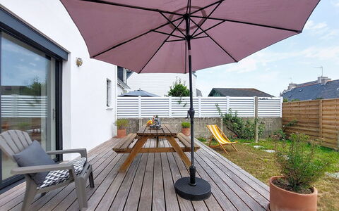 Le Guilvinec: Meubles, Mobilier De Jardin, Chaise, Jardin, Tache De Bois, Pelouse, Dur, Ombre, Arrière-Cour