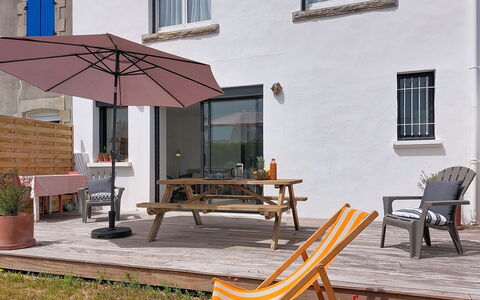 Le Guilvinec: Meubles, Mobilier De Jardin, Chaise, Jardin, Tache De Bois, Pelouse, Dur, Ombre, Arrière-Cour
