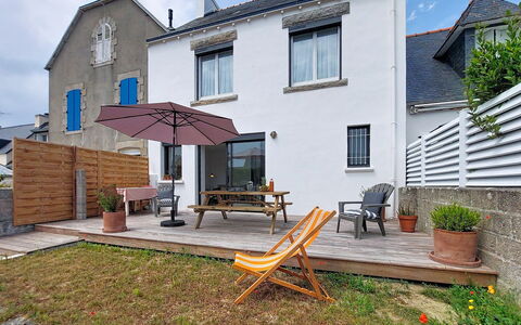 Le Guilvinec: Meubles, Mobilier De Jardin, Chaise, Jardin, Tache De Bois, Pelouse, Dur, Ombre, Arrière-Cour