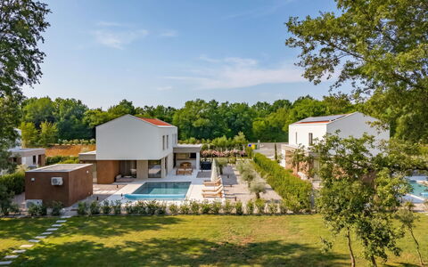 Ruma: Arbre, Zone Résidentielle, Piscine, Maison, Domicile, Biens, Jardin, Aménagement Paysager, Eco Hôtel, Recours