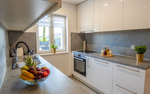 Lili: Comptoir, Cuisine, Appareil De Cuisine, Design Intérieur, Principaux Appliance, Sol, Cabinetry, Électroménager, Meubles, Bois