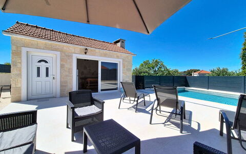 Lili: Piscine, Zone Résidentielle, Domicile, Composite, Mobilier De Jardin, Appartement, Recours, Ombre, Biens, Villa