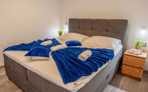 Lili: Meubles, Chambre, Sol, Lit, Sol, Design Intérieur, Literie, Pièce, Cadre De Lit, Drap De Lit