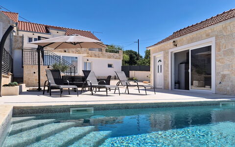 Lili: Piscine, Zone Résidentielle, Composite, Recours, Biens, Mobilier De Jardin, Villa, Tuile, Ombre, Dalle
