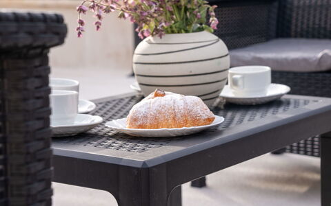 Lili: Meubles, Mobilier De Jardin, Chaise, Jardin, Tache De Bois, Pelouse, Dur, Ombre, Arrière-Cour