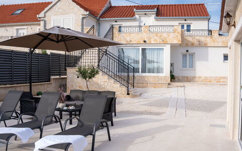 Lili: Meubles, Mobilier De Jardin, Chaise, Jardin, Tache De Bois, Pelouse, Dur, Ombre, Arrière-Cour