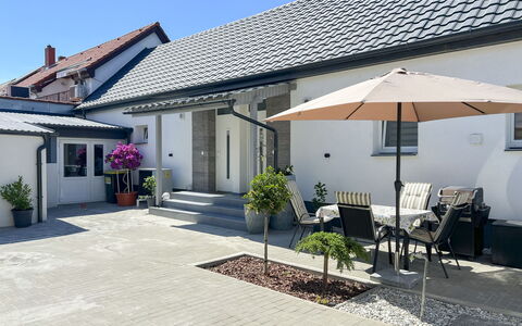 Siofok 46: Maison, Domicile, Pot De Fleur, Toit, Zone Résidentielle, Porte, Composite, Dalle, Plante D'Appartement