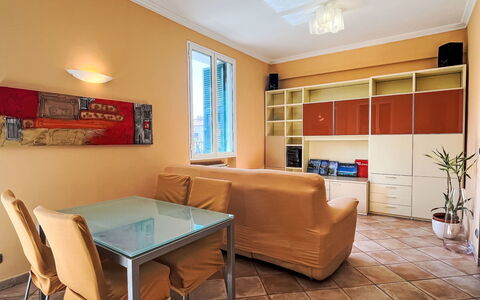 Daisy: Meubles, Design Intérieur, Sol, Mur, Sol, Canapé, Bois, Plafond, Pièce, Salon