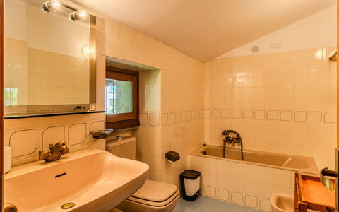 Casa Giamba: Salle De Bains, Lavabo, Design Intérieur, Luminaire Plomberie, Baignoire, Sol, Évier, Mur, Sol, Plafond