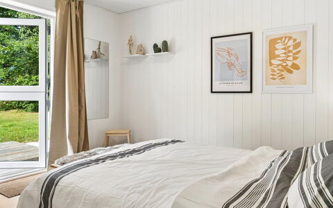 Antonie - 4.2Km from the Sea: Chambre, Bois, Design Intérieur, Meubles, Lit, Drap De Lit, Linge, Literie, Textile, Sol