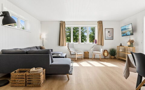 Antonie - 4.2Km from the Sea: Sol, Parquet, Bois, Sol, Design Intérieur, Salon, Domicile, Revêtement De Sol Stratifié, Meubles, Canapé