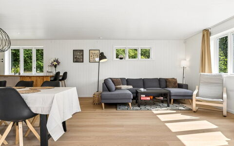 Antonie - 4.2Km from the Sea: Parquet, Sol, Design Intérieur, Sol, Meubles, Bois, Revêtement De Sol Stratifié, Salon, Canapé, Domicile
