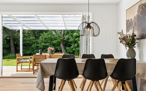 Antonie - 4.2Km from the Sea: Meubles, Design Intérieur, Bois, Sol, Table Cuisine Et Salle A Manger, Table, Chaise, Plafond, Luminaire, Salle À Manger