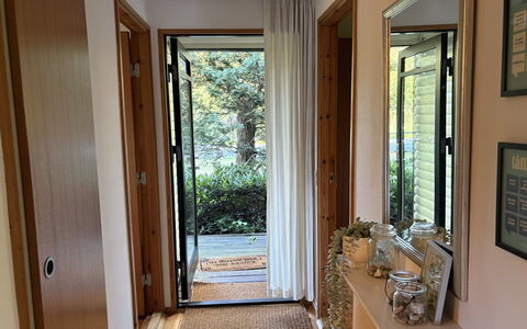 Siggi - 400M from the Sea: Bois, Design Intérieur, Sol, Porte, Sol, Domicile, Accueil Porte, Dur, Tache De Bois, Verre