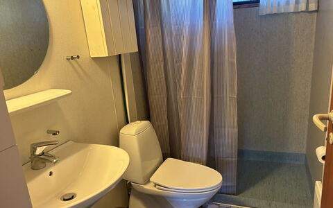 Siggi - 400M from the Sea: Design Intérieur, Sol, Luminaire Plomberie, Sol, Siège De Toilette, Pièce, Rideau, Toilette, Salle De Bains, Plomberie