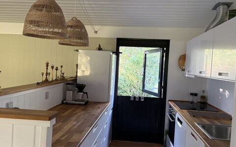 Siggi - 400M from the Sea: Meubles, Comptoir, Sol, Cuisine, Design Intérieur, Bois, Cabinetry, Sol, Appareil De Cuisine, Plafond