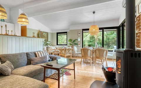 Siggi - 400M from the Sea: Meubles, Design Intérieur, Sol, Canapé, Bois, Plafond, Sol, Salon, Table, Luminaire