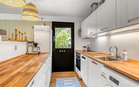 Siggi - 400M from the Sea: Sol, Design Intérieur, Bois, Comptoir, Cuisine, Sol, Plafond, Appareil De Cuisine, Principaux Appliance, Meubles