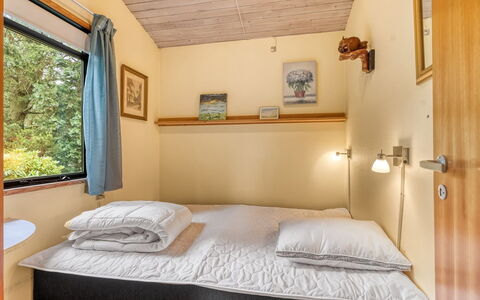 Siggi - 400M from the Sea: Lit, Design Intérieur, Chambre, Bois, Meubles, Drap De Lit, Sol, Sol, Pièce, Literie