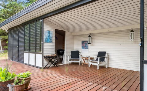 Siggi - 400M from the Sea: Bois, Porte, Siding, Domicile, Plate-Forme, Composite, Dur, Porche, Mobilier De Jardin, Ombre