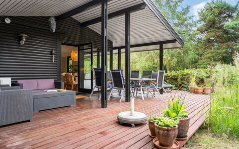 Siggi - 400M from the Sea: Bois, Porche, Porte, Domicile, Plate-Forme, Dur, Ombre, Siding, Chalet