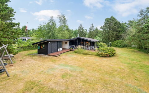 Siggi - 400M from the Sea: Maison, Arbuste, Domicile, Toit, Lot Terre, Chalet, Zone Rurale, Couverture De Sol, Jardin