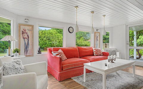 Birge - 600M from the Sea: Meubles, Design Intérieur, Sol, Canapé, Sol, Bois, Plafond, Salon, Pièce, Table