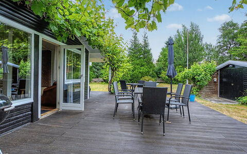 Birge - 600M from the Sea: Bois, Parquet, Porche, Dur, Plate-Forme, Meubles, Planche, Mobilier De Jardin, Ombre, Tache De Bois