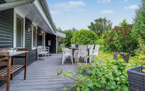 Birge - 600M from the Sea: Domicile, Maison, Arbuste, Meubles, Toit, Porche, Zone Résidentielle, Chalet, Lot Terre