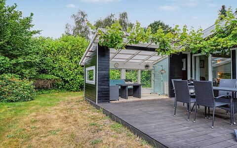 Birge - 600M from the Sea: Ombre, Jardin, Couverture De Sol, Plate-Forme, Structure En Plein Air, Porche, Batiments Jardin, Cour, Aménagement Paysager, Pergola