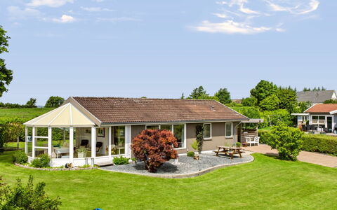 Snioulf - 800M from the Sea: Herbe, Toit, Maison, Arbuste, Domicile, Chalet, Jardin, Lot Terre, Pelouse