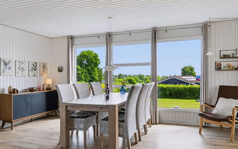Snioulf - 800M from the Sea: Meubles, Design Intérieur, Sol, Bois, Sol, Plafond, Table Cuisine Et Salle A Manger, Salle À Manger, Chaise, Table