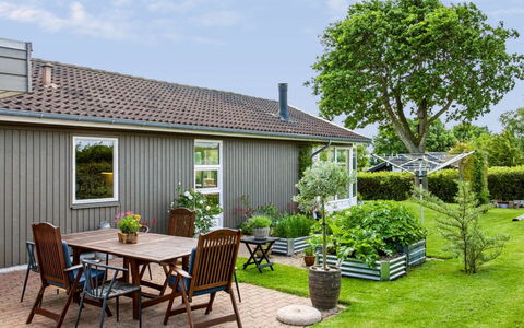 Snioulf - 800M from the Sea: Herbe, Jardin, Arbuste, Maison, Chalet, Domicile, Toit, Arrière-Cour, Lot Terre