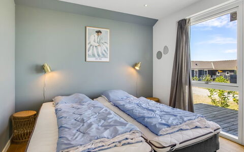Andriette - 50M from the Sea: Chambre, Lit, Sol, Drap De Lit, Literie, Domicile, Linge, Cadre De Lit, Plafond, Daylighting