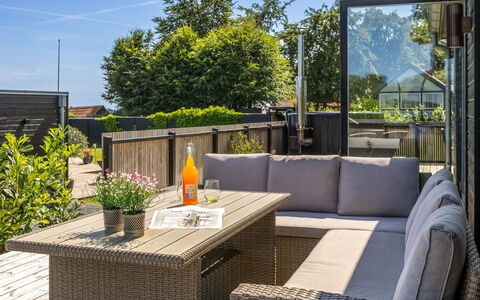 Andriette - 50M from the Sea: Bois, Meubles, Mobilier De Jardin, Tableau De Plein Air, Table, Plate-Forme, Pot De Fleur, Porche, Chaise, Jardin
