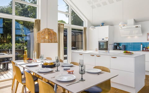 Andriette - 50M from the Sea: Meubles, Cuisine, Design Intérieur, Comptoir, Sol, Bois, Plafond, Chaise, Table Cuisine Et Salle A Manger, Sol