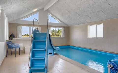 Ija - 1.3Km from the Sea: Sol, Sol, Composite, Piscine, Chute, Conception, Escaliers, Tache De Bois, Recours, Toboggan