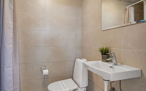 Ija - 1.3Km from the Sea: Salle De Bains, Siège De Toilette, Toilette, Luminaire Plomberie, Design Intérieur, Sol, Mur, Évier, Lavabo, Sol