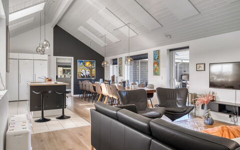 Ija - 1.3Km from the Sea: Bois, Plafond, Design Intérieur, Canapé, Sol, Meubles, Domicile, Salon, Sol