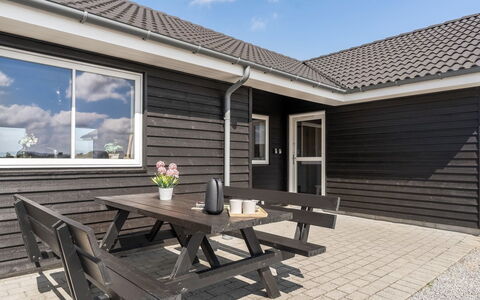 Ija - 1.3Km from the Sea: Bois, Siding, Domicile, Dur, Planche, Porte, Chalet, Plate-Forme, Tache De Bois, Porche