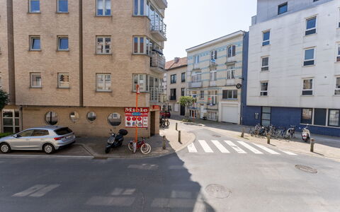 Villa Stil Genot with Terrace: Bâtiment, Fenêtre, Zone Urbaine, Ville, Ville, Quartier, Rue, Appartement, Asphalte, Design Urbain