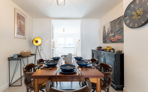 Villa Stil Genot with Terrace: Meubles, Design Intérieur, Mur, Bois, Table, Sol, Plafond, Luminaire, Salle À Manger, Table Cuisine Et Salle A Manger
