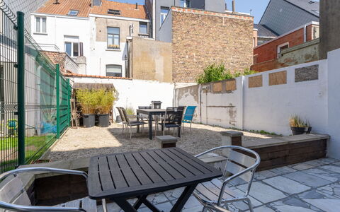 Villa Stil Genot with Terrace: Pot De Fleur, Mobilier De Jardin, Chaise, Plante D'Appartement, Tableau De Plein Air, Cour, Balcon, Patio, Tuile, Dalle