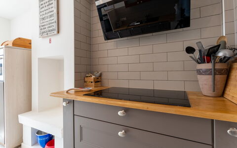Villa Stil Genot with Terrace: Cuisine, Mur, Comptoir, Cabinetry, Sol, Appareil De Cuisine, Design Intérieur, Bois, Meubles, Principaux Appliance