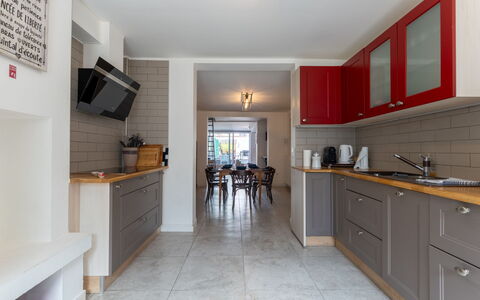 Villa Stil Genot with Terrace: Cuisine, Comptoir, Sol, Design Intérieur, Meubles, Mur, Cabinetry, Bois, Sol, Appareil De Cuisine