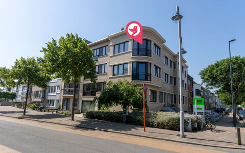 Centrally Located The Corner: Bâtiment, Fenêtre, Zone Urbaine, Appartement, Zone Résidentielle, Quartier, Asphalte, Design Urbain, Condominium, Zone Métropolitaine